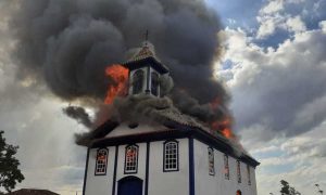 incendio-destroi-telhado-de-igreja-historica