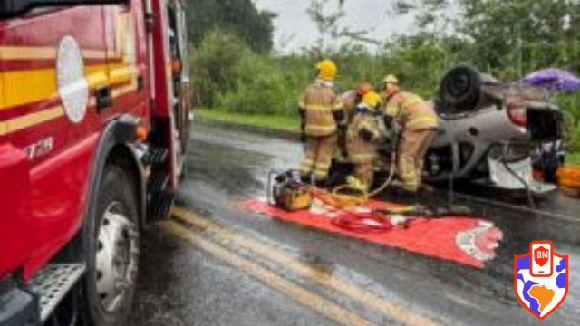bombeiros-esgatam-uma-mulher-grávida-na-br-101.